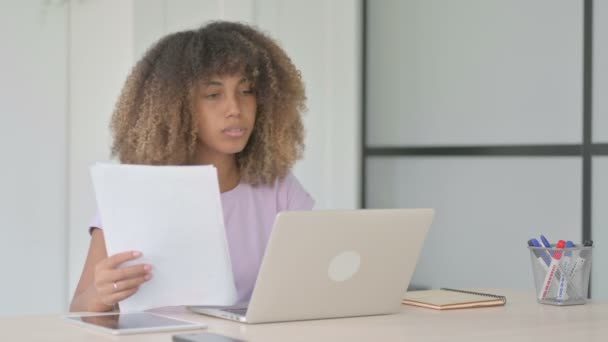 Donna Afroamericana Che Lavora Documenti Laptop Lavoro — Video Stock