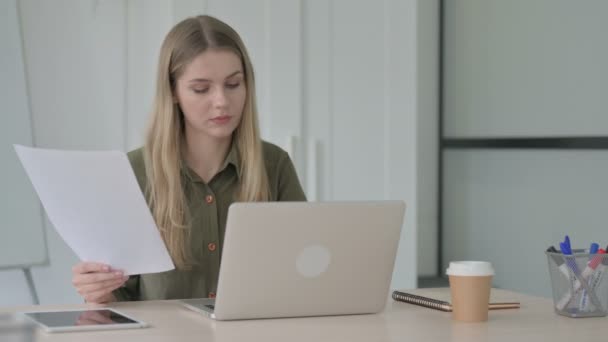 Blondine Jonge Vrouw Werken Aan Documenten Laptop Het Werk — Stockvideo