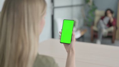 Sarışın Genç Kadın Chroma Key ile Akıllı Telefon İzliyor