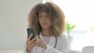 Hasta ile Telefonda Konuşan Afrikalı Kadın Doktor