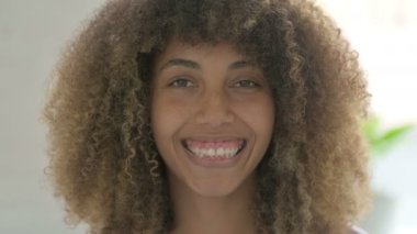 Kameraya Gülümseyen Afrikalı Amerikalı Kadının Yakın Çekimi 