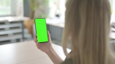 Sarışın Genç Kadın Yeşil Ekran ile Akıllı Telefon Kullanıyor 
