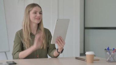 Ofisteki Sarışın Kadın 'ın Tabletteki Çevrimiçi Video Sohbeti 