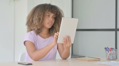 Ofisteki Afrikalı Amerikalı Kadın 'ın Tabletteki Çevrimiçi Video Sohbeti 