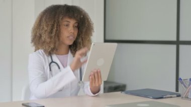 Afrikalı Kadın Doktor 'un Tablet' te Çevrimiçi Video Çağrısı