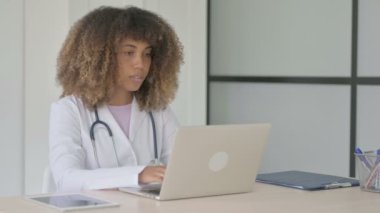 Kadın Afrikalı Doktor Klinikteki Laptop 'ta Video Konuşuyor