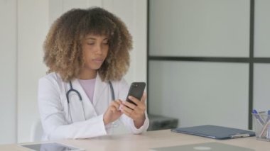 Klinikte Konuşan Afrikalı Kadın Doktor