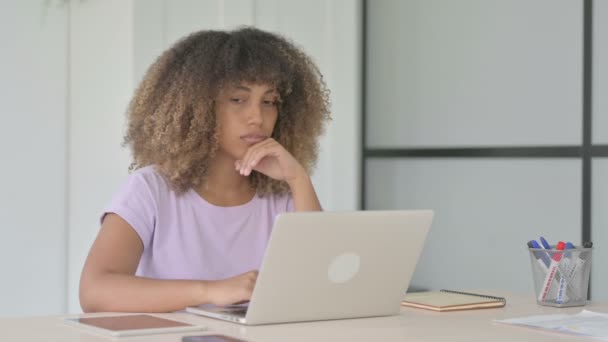 Mujer Afroamericana Pensando Mientras Trabaja Ordenador Portátil Oficina — Vídeos de Stock