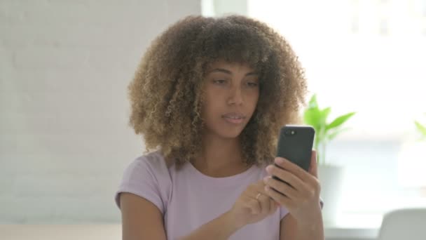 Mujer Afroamericana Hablando Por Teléfono Hablando Trabajo — Vídeo de stock