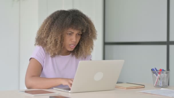 Napjatá Africká Americká Žena Pracující Notebooku Hněvu — Stock video