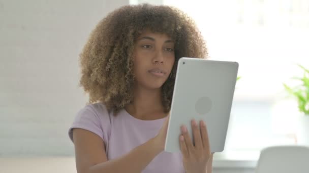 Video Hovor Tabletu Afroameričanky Kanceláři — Stock video