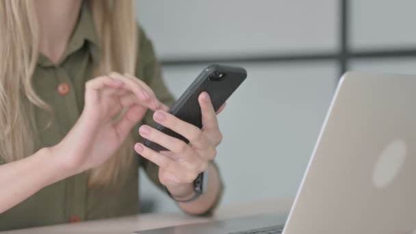 Mujer Joven Rubia Usando Smartphone Oficina — Vídeos de Stock
