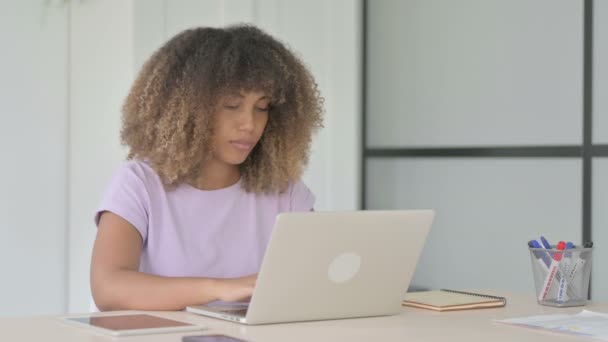 Donna Afroamericana Che Celebra Successo Durante Utilizzo Del Computer Portatile — Video Stock