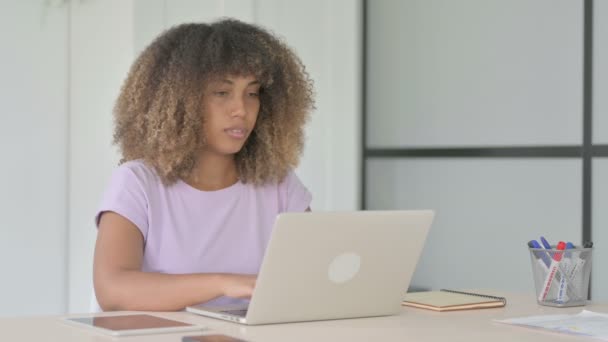 Африканська Американська Жінка Яка Відчуває Біль Спині Користуючись Ноутбуком Офісі — стокове відео