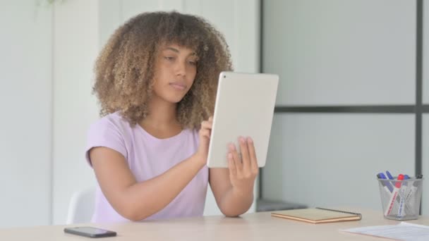 Donna Afroamericana Che Celebra Vittoria Online Tablet — Video Stock