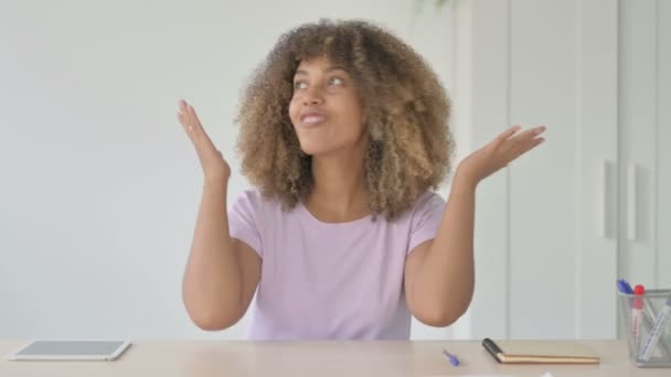Bloguer African American Woman Parler Huis Clos — Video