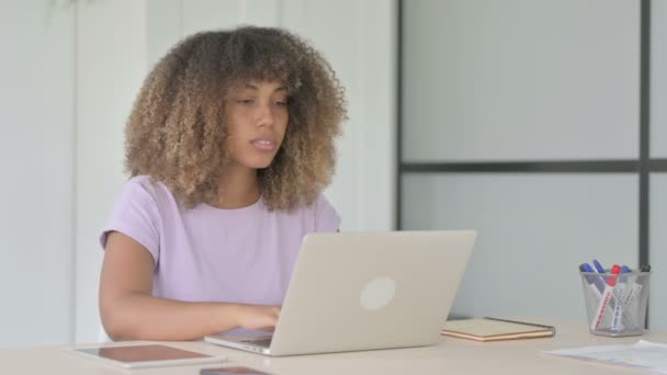 Afro Americano Donna Parlando Video Chiamata Computer Portatile Ufficio — Video Stock