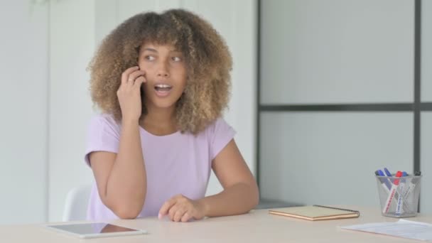 Donna Afroamericana Che Parla Telefono Ufficio — Video Stock