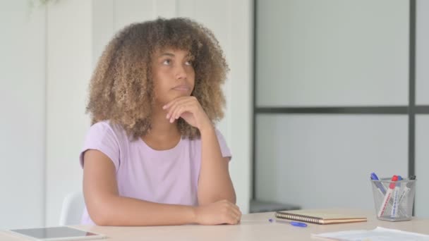Pensive Afro Amerikaanse Vrouw Denken Tijdens Het Zitten Het Kantoor — Stockvideo
