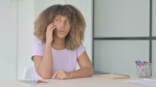 Donna Afroamericana Arrabbiata Che Parla Telefono Lavoro — Video Stock