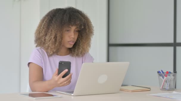 Donna Afroamericana Che Lavora Smartphone Laptop Ufficio — Video Stock