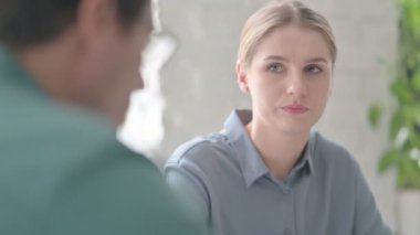 Genç Sarışın Kadın Toplantı, Tartışma sırasında Dinliyor