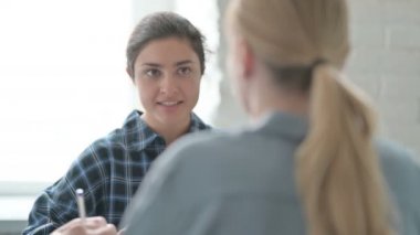 Toplantı sırasında ofiste kadınla konuşan Hintli kadın.