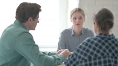 Toplantı sırasında konuşan genç sarışın kadın.