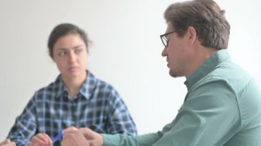 Toplantı sırasında konuşan Orta yaşlı adam.