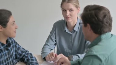 İş Arkadaşlarıyla Konuşan Hintli Kadının Yakın Çekimi