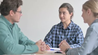 Hintli Kadın Erkek ve Kadın Meslektaşlarıyla Konuşuyor