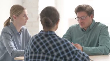 İş Buluşması sırasında Gençler Konuşuyor