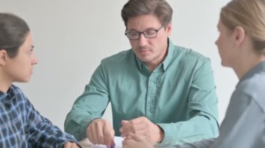 Orta Çağ İşadamının Kadın İşçilerle Yakın Çekimi