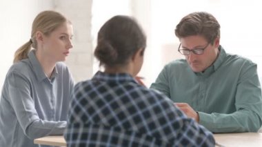 Genç Kadın Lider İş Görüşmesinde Konuşuyor