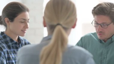 Çok Irklı İnsanlar Toplantıda İş Tartışıyor