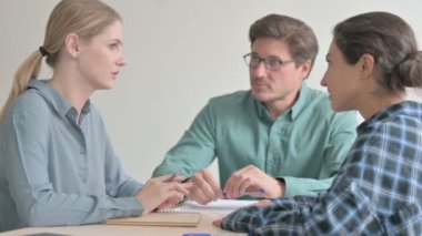 Kadın İş Arkadaşları Gelişigüzel İş Adamlarıyla Konuşuyor