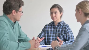 Yaratıcı Hintli iş kadını takım arkadaşlarıyla konuşuyor.