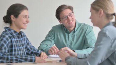 Toplantıda Sıradan Erkek ve Kadın İş Adamları Konuşuyor