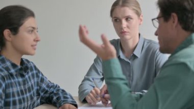 Ofiste Konuşan İş Adamlarının Kapanışı