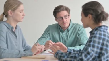 Sıradan iş adamları ofiste konuşuyor.