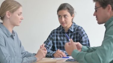 Kızgın Orta yaşlı adam toplantı sırasında konuşuyor, sorunları tartışıyor.