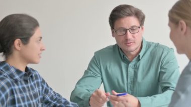 Neşeli Orta Çağ İş Adamı Kadın Meslektaşlarıyla Konuşuyor