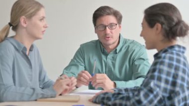 Ciddi Erkek İş Adamı Kadın Meslektaşlarıyla Konuşuyor