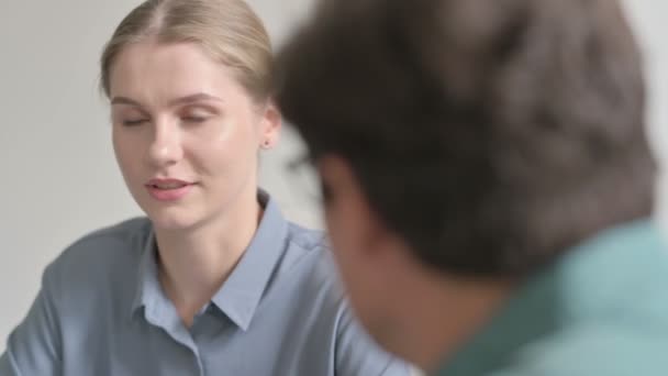 Die Junge Frau Diskutiert Mit Dem Partner Über Die Arbeit — Stockvideo