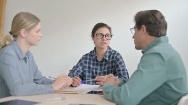 Çok Irklı İnsanlar Toplantıda Konuşuyor, Sıradan İş Adamları