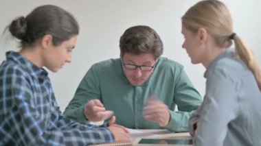 Çalışanlar ve Sorunlarla Konuşan Öfkeli Adam