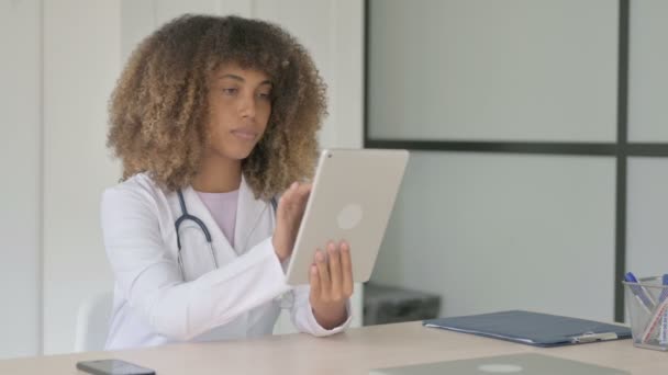 Médica Africana Usando Tablet Work — Vídeo de Stock