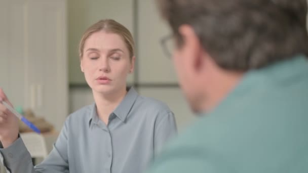 Die Blonde Frau Gespräch Mit Dem Mann Bei Einem Treffen — Stockvideo