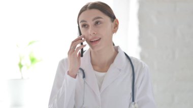 Telefonda Konuşan Genç Bayan Doktor Portresi