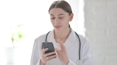 Akıllı Telefon kullanan Genç Kadın Doktor Portresi